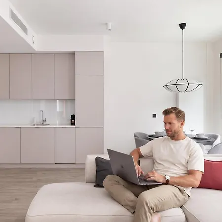 アパート 2-bedroom Specious With Gym Near Metro Rondo Daszynskiego