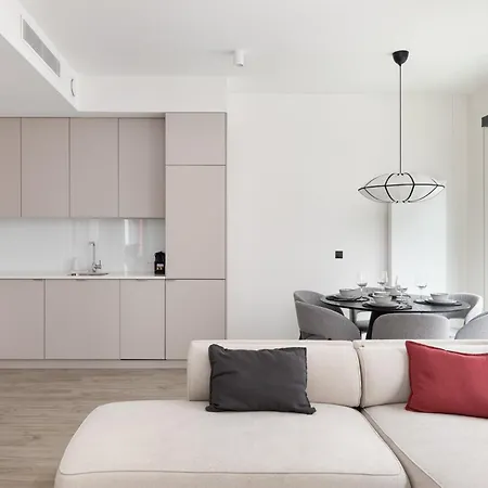 アパート 2-bedroom Specious With Gym Near Metro Rondo Daszynskiego ワルシャワ
