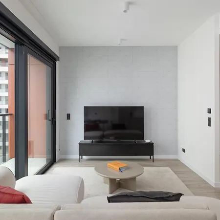 アパート 2-bedroom Specious With Gym Near Metro Rondo Daszynskiego ワルシャワ