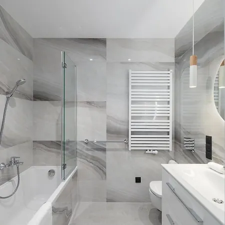 2-bedroom Specious With Gym Near Metro Rondo Daszynskiego アパート