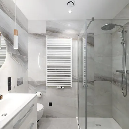 2-bedroom Specious With Gym Near Metro Rondo Daszynskiego * ワルシャワ