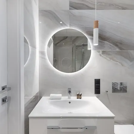 アパート 2-bedroom Specious With Gym Near Metro Rondo Daszynskiego