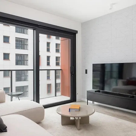 アパート 2-bedroom Specious With Gym Near Metro Rondo Daszynskiego *