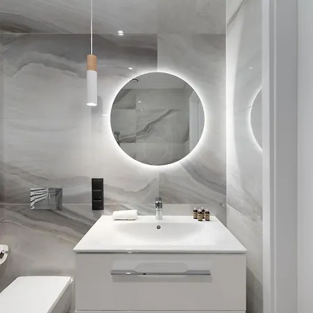 2-bedroom Specious With Gym Near Metro Rondo Daszynskiego アパート *